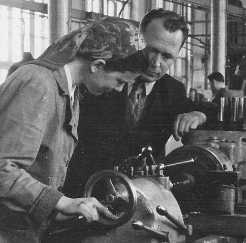 Начиная с 10го класса ученицы школы 118 работали на заводе конец 1950х гг - фото 148