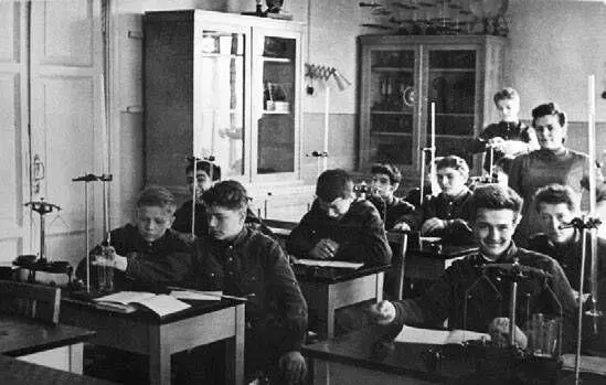 Ученики школыинтерната 5 на ул Аккуратова 11 Фото конца 1950х гг Из - фото 155
