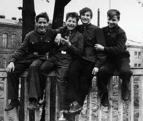 Ученики школыинтерната 5 на ул Аккуратова 11 Фото конца 1950х гг Из - фото 156