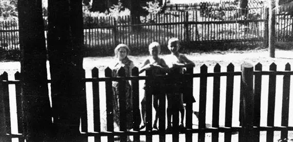 Вид на Малую Ивановскую улицу 1958 г Из архива ВА Гузия Закадычные - фото 162
