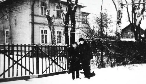 СА Красногородцев слева у своего дома на улице Кольцова в Озерках СА - фото 201