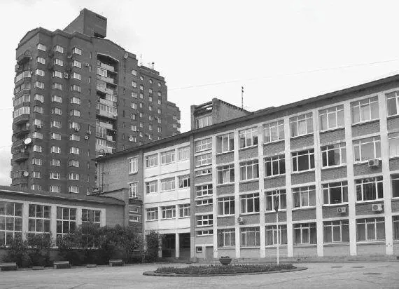 Гимназия Ne 92 Вид со двора со стороны Гданьской улицы Фото автора июнь - фото 206