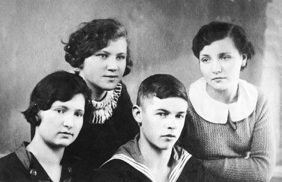 Клава вторая слева с подругами Надей и Ниной и братом одной из них Фото - фото 225