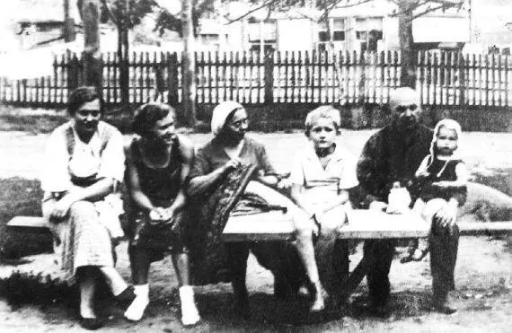 На родной Павловской улице Третья слева ЕИ Лобанова Фото конца 1930х гг - фото 226