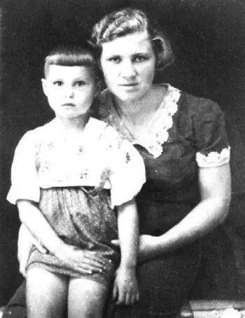 К Лобанова с дочерью Таней Фото 1944 г Из архива ТН Лобановой Возвращаясь - фото 228