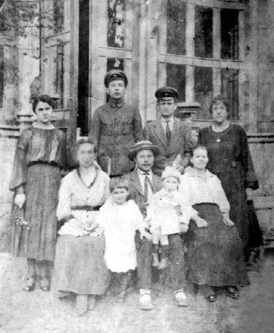 Обитатели дома на Костромском пр 2 в середине 1920х гг В нижнем ряду в - фото 234