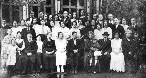 Многочисленные гости на свадьбе в доме на Костромском пр 2 Фото 1923 г - фото 235