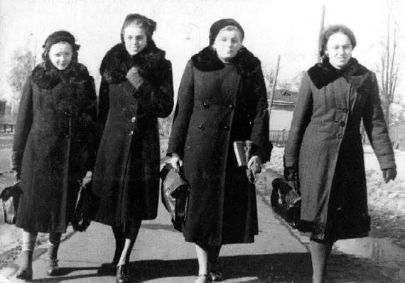 Подруги по дороге домой из школы 118 на проспекте Энгельса Слева направо Г - фото 262