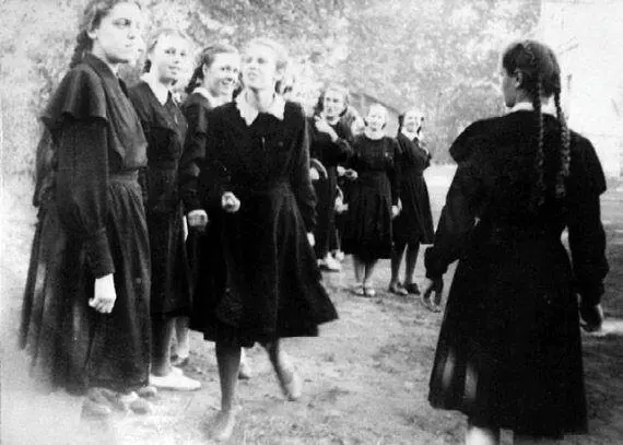 На уроке физкультуры в школе 118 Фото М Цветковой начало 1950х гг Из - фото 263