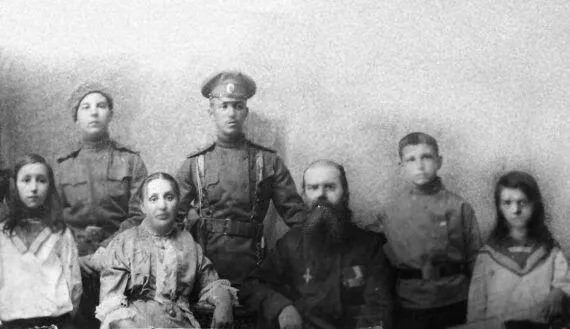 ИВ Смолин с сыновьями и дочерьми Справа МИ Смолина Носова Середина - фото 267