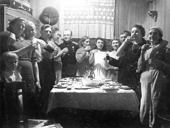 Праздничное застолье в победном 1945 г В комнате Емельяновых в доме Ne 1 по - фото 278