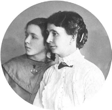 Прабабушка М Емельянова Вера Николаевна 1879 1967 справа и его бабушка - фото 279