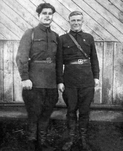 А Гостев справа с адъютантом МВ Соколом Удельная 7 июля 1943 г Фото из - фото 281