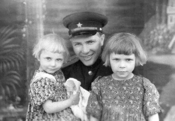 А Гостев с дочерьми Фото 1952 г Из архива ОА Лаксберг Сохранились в - фото 283