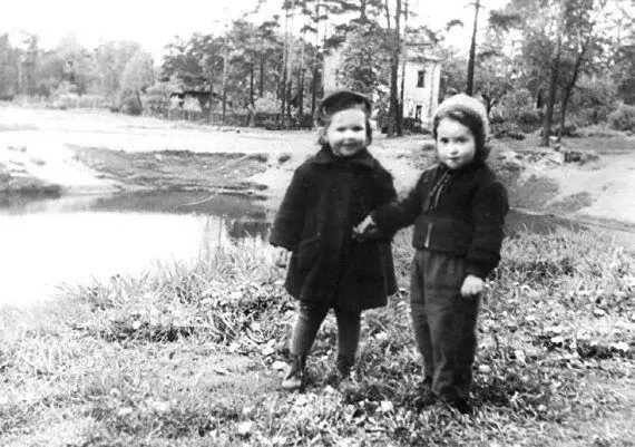 На пруду Линден Слева О Лукьянова Чайковская Фото 1957 г Из архива - фото 289