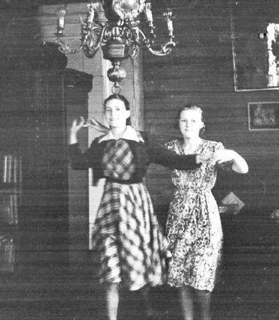 М Эрлих и ее одноклассница Л Репина жившая на Малой Ивановской улице Фото - фото 316