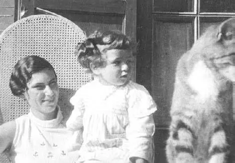 ФЕ Эрлих с дочерью Галиной 1937 г АМ и ФЕ Эрлихи с дочерью Галиной - фото 324