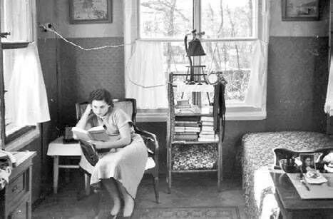 В саду возле дома Эрлихов на Рашетовой 21 мая 1951 г М Эрлих возле дома - фото 329