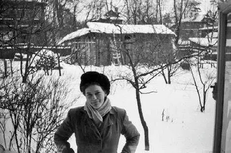 М Эрлих возле дома на Рашетовой 1956 г Ромена дочь ГА Эрлих в доме на - фото 330