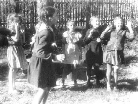 Ромена дочь ГА Эрлих в доме на Рашетовой Фото ок 1955 г Всю блокаду - фото 331
