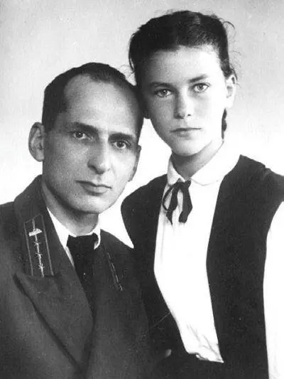 М Эрлих с отцом в 1956 г В Ленэнерго ввели на короткое время - фото 333