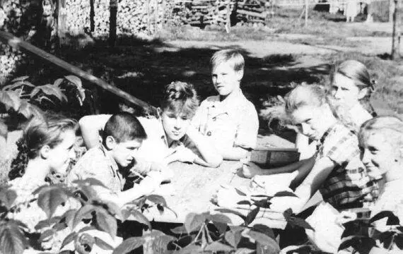 Дети нашего двора 1959 г Справа последняя в ряду Т Юревич первая Н - фото 353