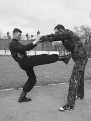 Фото 83 Прямой удар рукой в голову В этом приеме нужно уйдя с линии атаки - фото 93