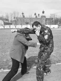 Фото 84 Прямой удар рукой в корпус Защита от такой атаки почти идентична - фото 94