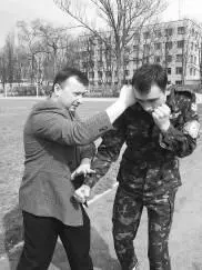 Фото 85 Фото 86 Удар рукой в голову сбоку Для защиты от такого удара нужно - фото 95