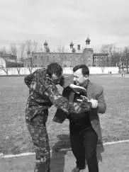 Фото 86 Удар рукой в голову сбоку Для защиты от такого удара нужно - фото 96