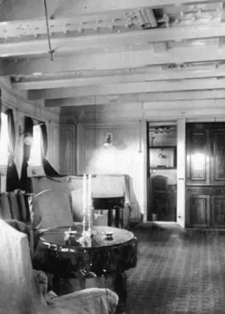 Вверху на крейсере Россия после вступления в строй 18971898 гг Внизу - фото 108