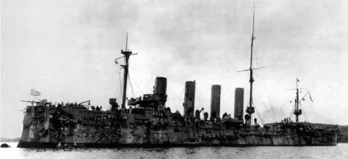 На крейсере Россия во время покраски борта 19041905 гг Внизу в - фото 163