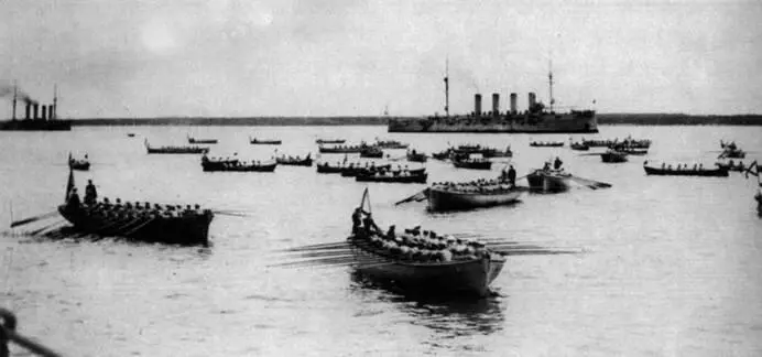 На Ревельском рейде во время шлюпочных соревнований 1909 г Внизу в - фото 174
