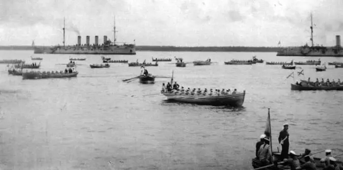 На Ревельском рейде во время шлюпочных соревнований 1909 г Внизу в - фото 175