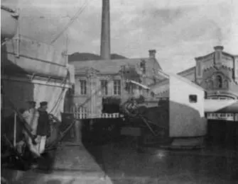 Вверху и справа на крейсере Россия после вступления в строй 189 - фото 92