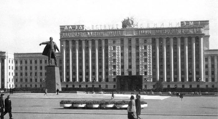 Дом Советов Зданием совершенно нового типа явился и Дом Советов Кировского - фото 131