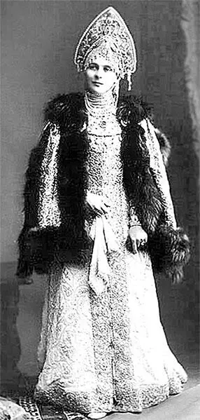 З Н Юсупова в маскарадном костюме 1903 г С интересом за действом наблюдали - фото 313