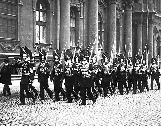 Дворцовые гренадеры на Дворцовой площади 1900е гг О том что Рота дворцовых - фото 363