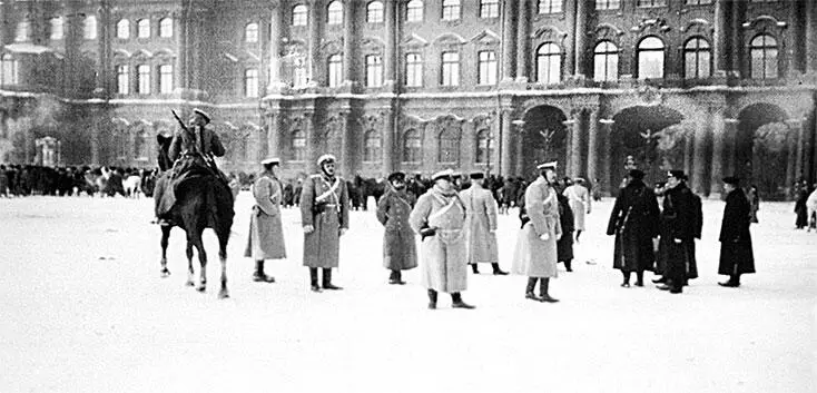 Войска на Дворцовой площади 9 января 1905 г Вечером 8 января 1905 г министр - фото 376