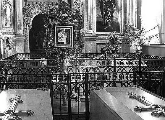 Захоронения Екатерины II и Петра III в Петропавловском соборе Современное фото - фото 391