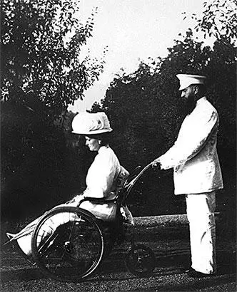 Императрица Александра Федоровна Ливадия 1909 г В результате больные ноги - фото 437