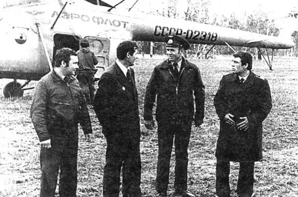Летчики Нижнеудинского авиаотряда 1981 год Летчики привязывают меня массой - фото 21