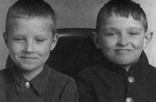 Лёня Бородин слева 1947 г Курсант спецшколы МВД Леонид Бородин Елабуга - фото 46
