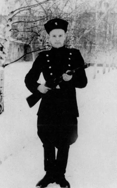 Курсант спецшколы МВД Леонид Бородин Елабуга 1955 г Первая работа в бригаде - фото 47