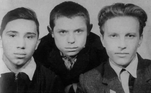 Директор школы Леонид Иванович Бородин с учениками Бурятия ст Гусиное Озеро - фото 55
