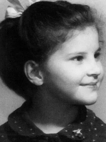 Младшая дочь Оля во время второго ареста Леонида Бородина 1982 г С дочерью - фото 74
