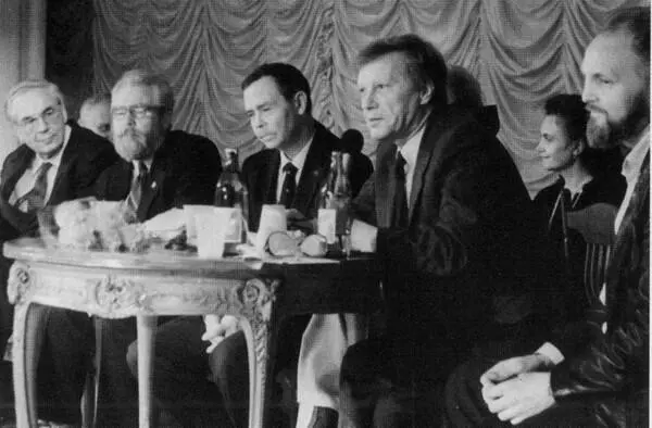 На вечере в Доме литераторов Игорь Шафаревич Владимир Осипов Валентин - фото 78
