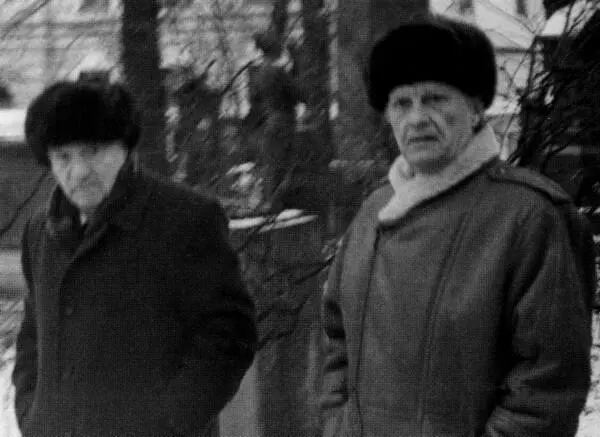 Прогулка по Питеру со скульптором Михаилом Константиновичем Аникушиным слева - фото 92