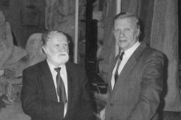 Василий Белов и Леонид Бородин в мастерской скульптора Михаила Константиновича - фото 93