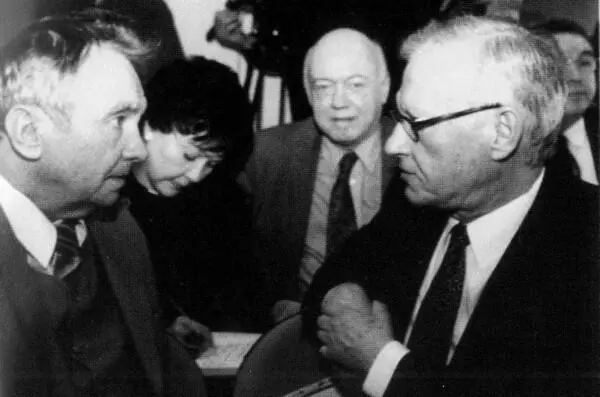 Александр Панарин Белла Ахмадулина Борис Мессерер Леонид Бородин на - фото 98
